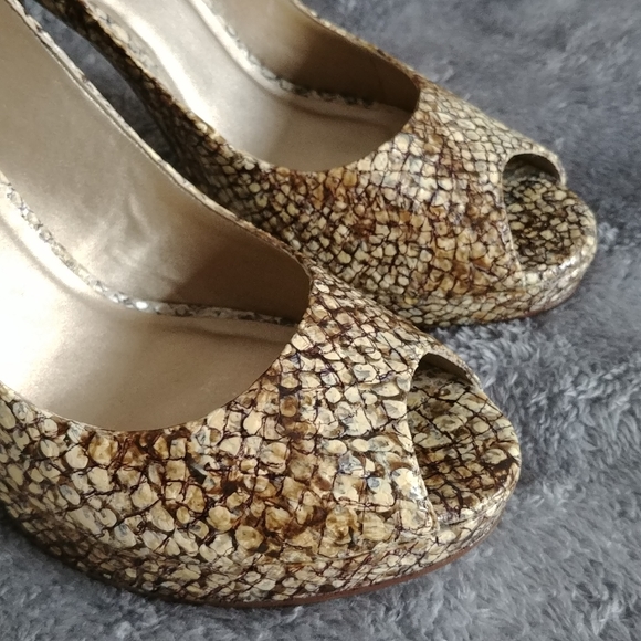 Carlos Santana Elise Snake Print Heeled Slingback - Picture 4 of 12